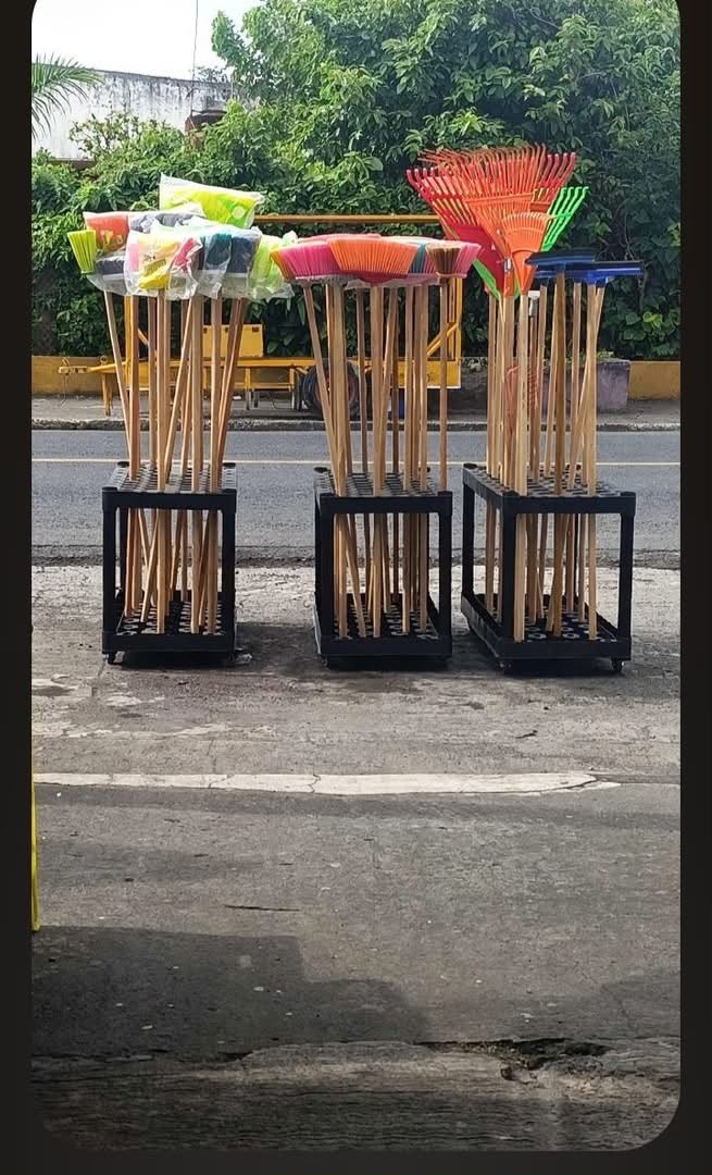 Escobas y artículos de limpieza exhibidos