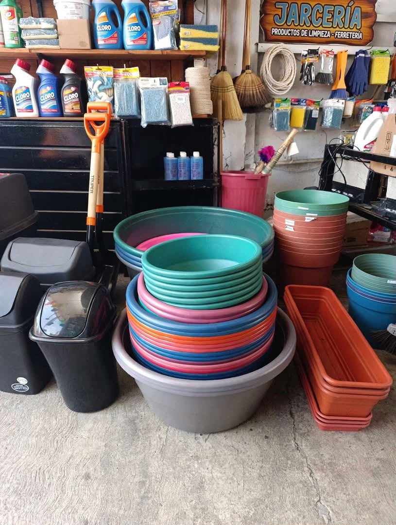 Exhibición de cubetas, tinas y recipientes de Jarciería Rechy